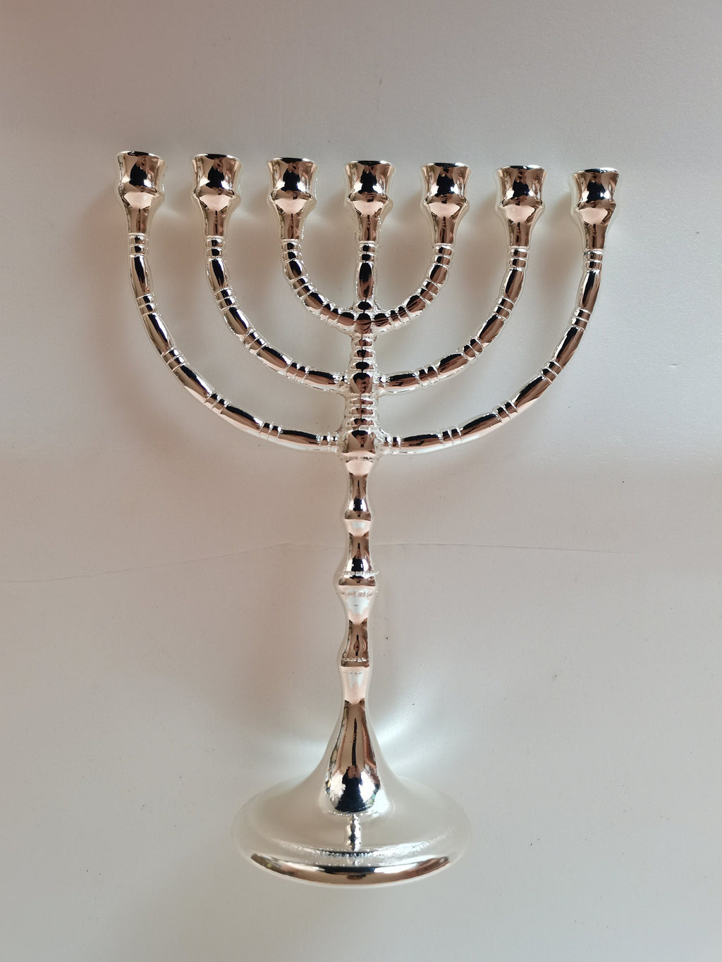 Menorah a sette bracci in ottone argentato – 24 x 19 cm