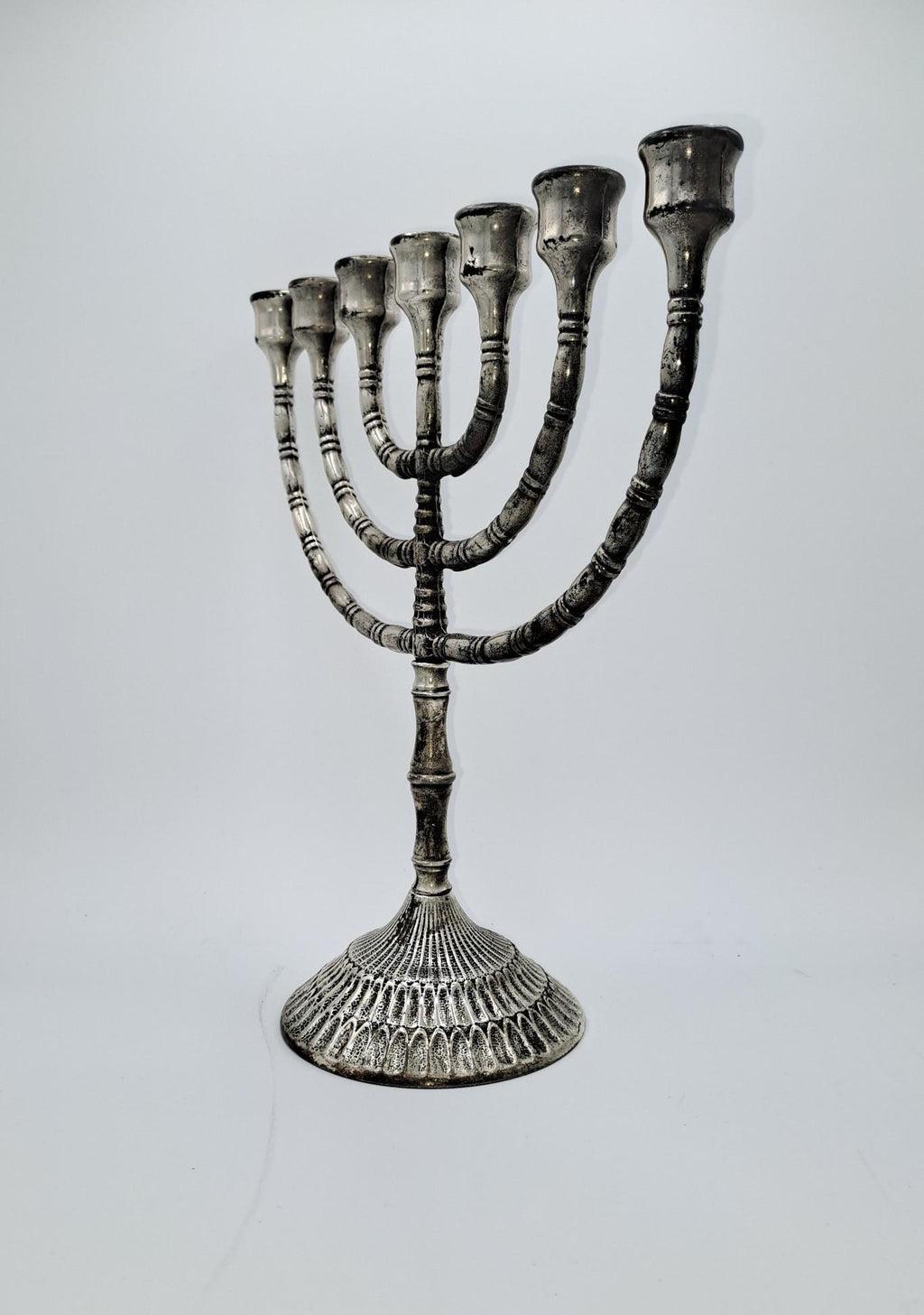 Menorah a sette bracci in ottone argentato anticato – 32 x 28 cm
