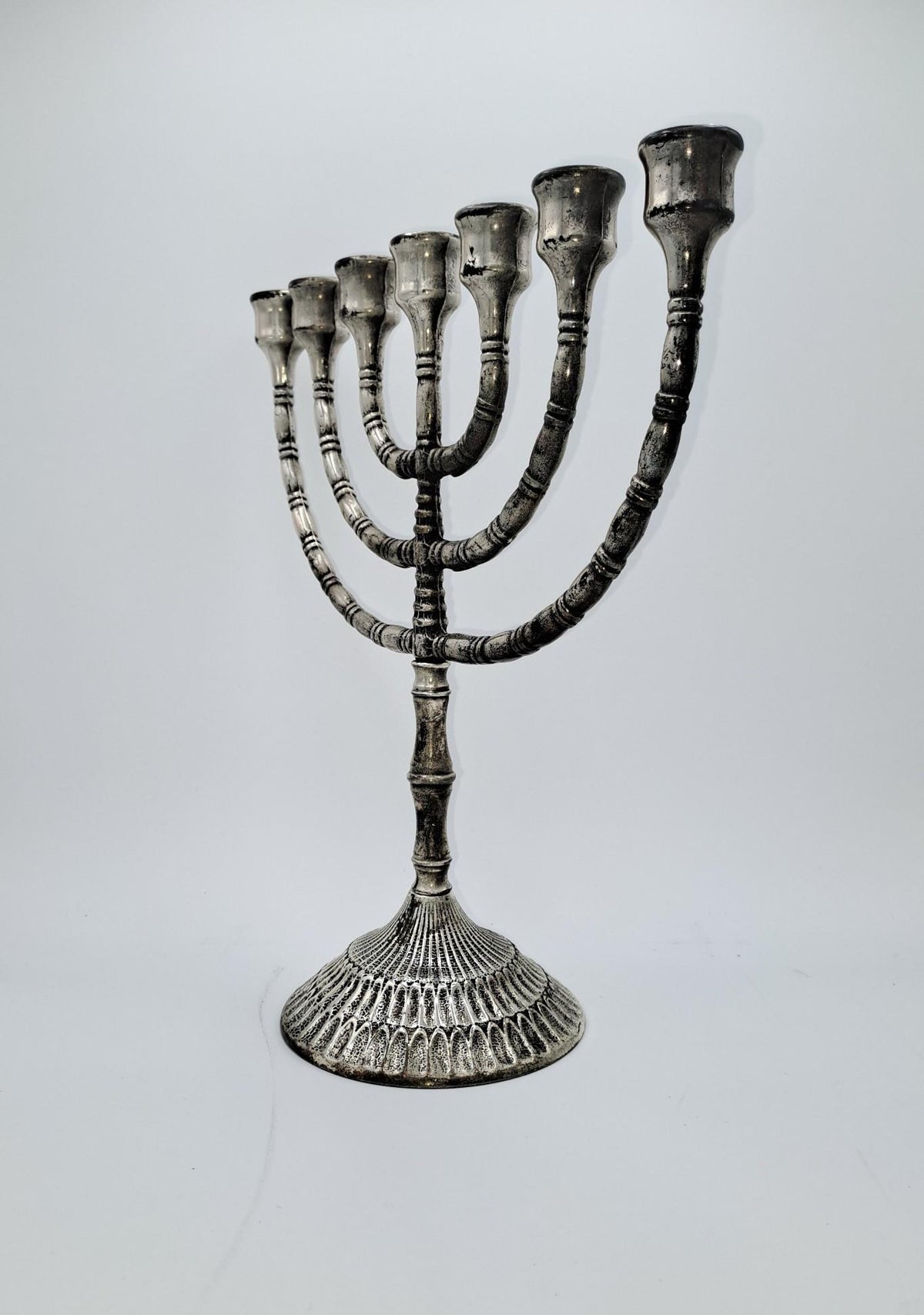 Menorah a sette bracci in ottone argentato anticato – 32 x 28 cm