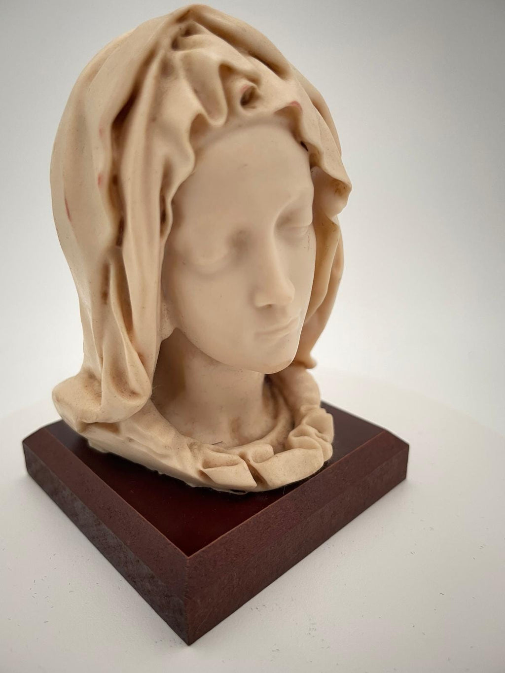 Antlitz der Jungfrau Maria auf Holzsockel – Figur 8x6 cm