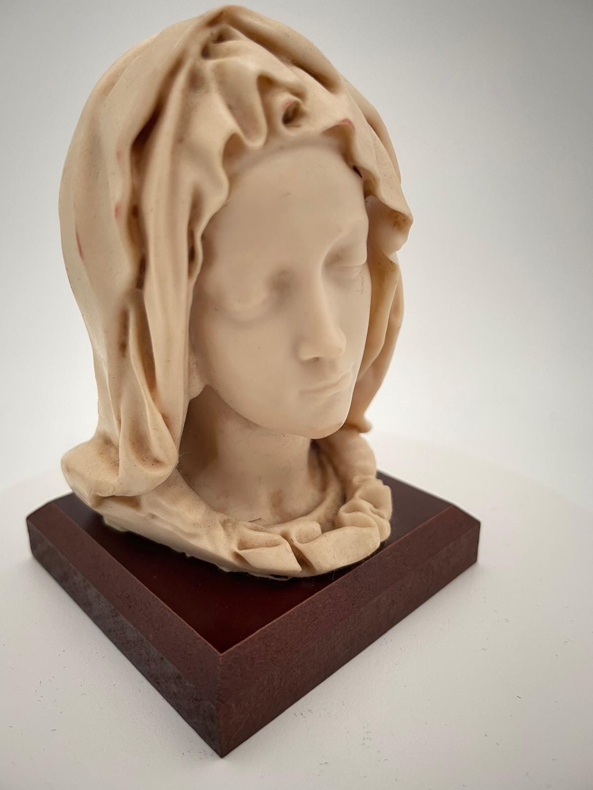 Antlitz der Jungfrau Maria auf Holzsockel – Figur 8x6 cm