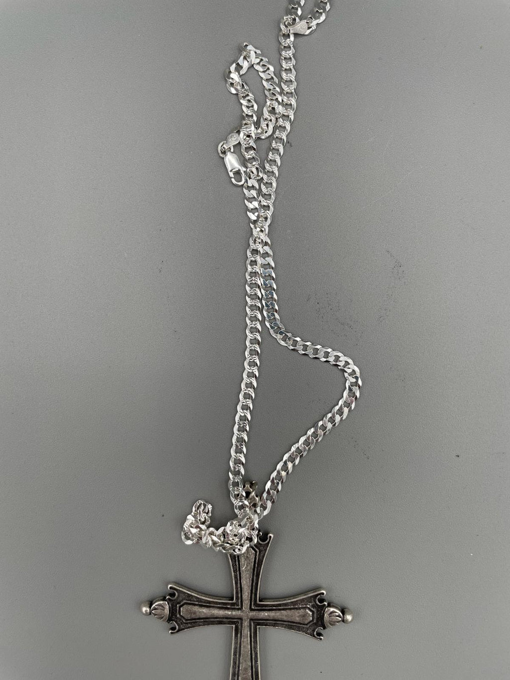 Collana con crocifisso replica Papa Leone, finiture argentate e brunite