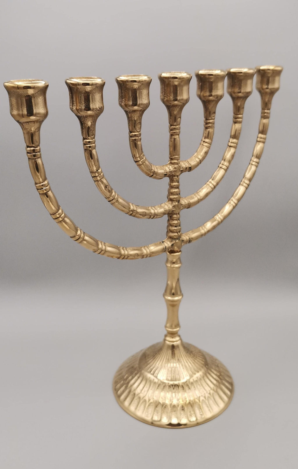 Menorah a sette bracci in ottone lucido – 29 x 28 cm