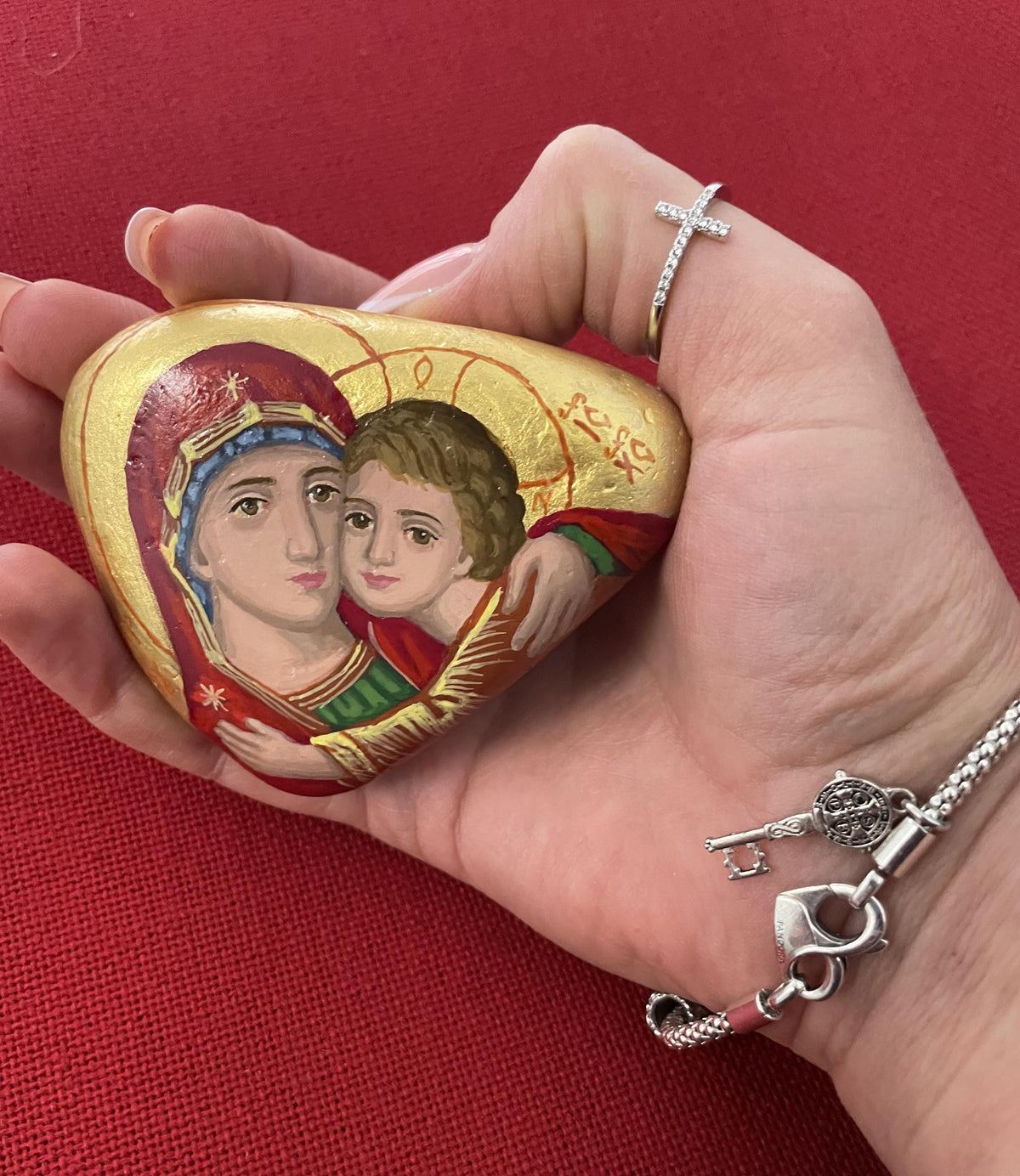 Icône sur pierre naturelle – Vierge à l'Enfant, peinte à la main