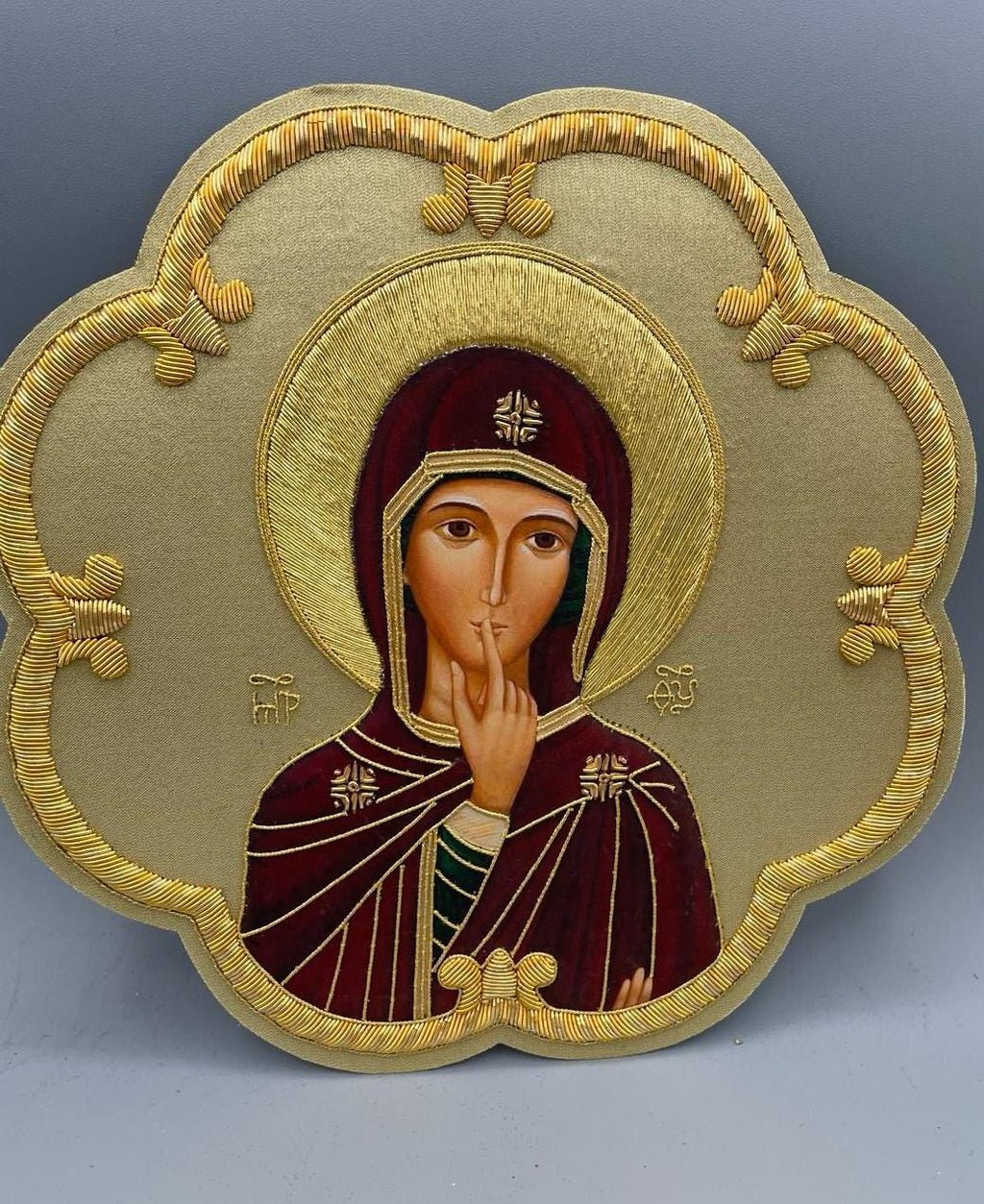 Icona Madonna del Silenzio ricamata a mano con filo oro – 22 x 22 cm