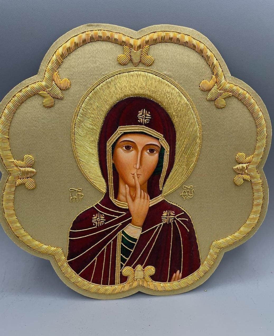Icona Madonna del Silenzio ricamata a mano con filo oro – 22 x 22 cm