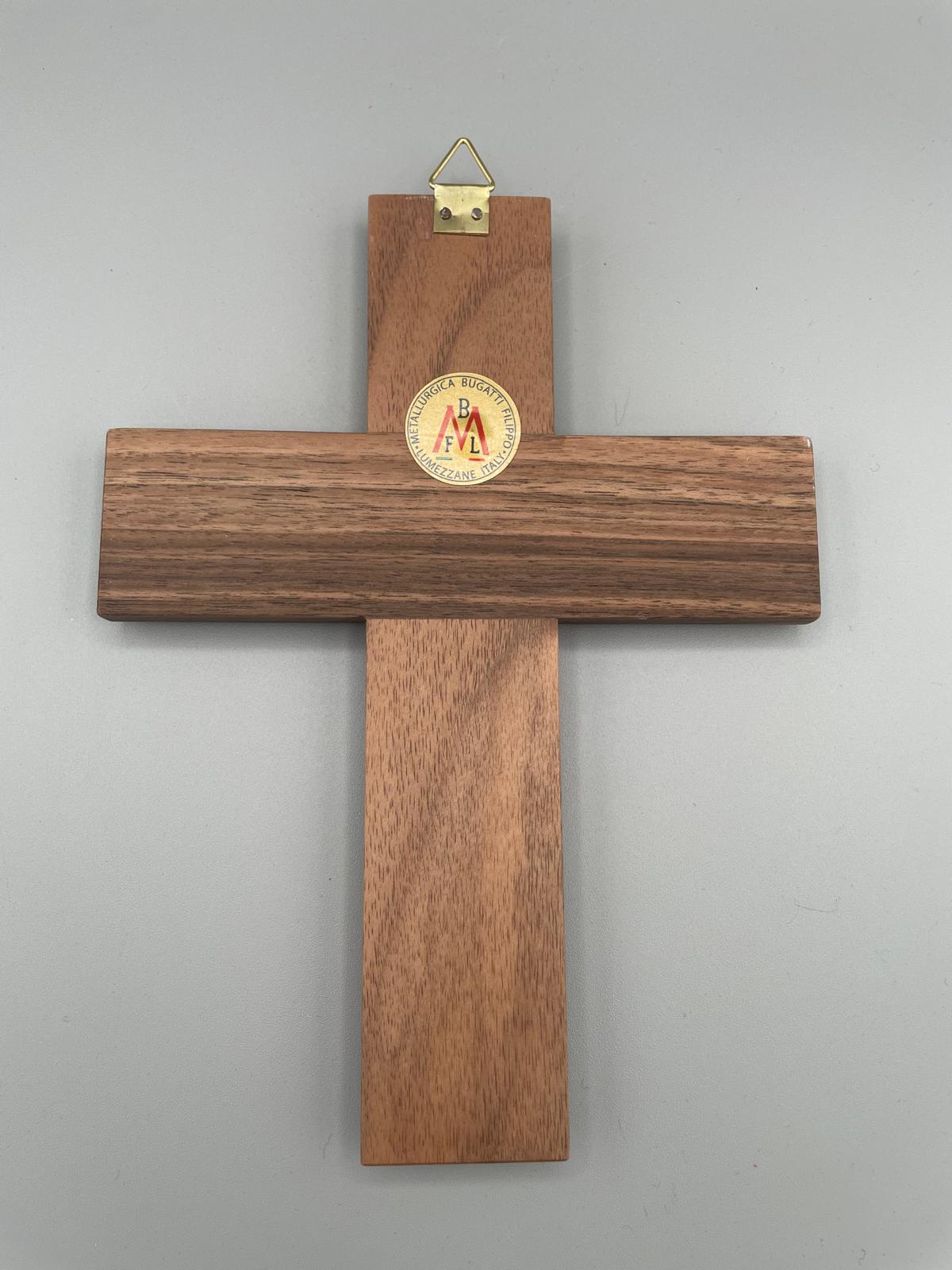 Crocifisso da parete in legno naturale con dettagli in ottone