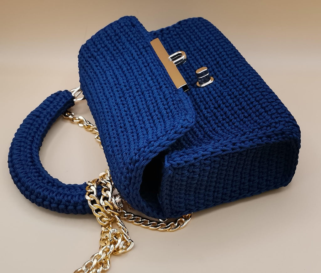 Borsa all'uncinetto blu con tracolla a maglie dorata