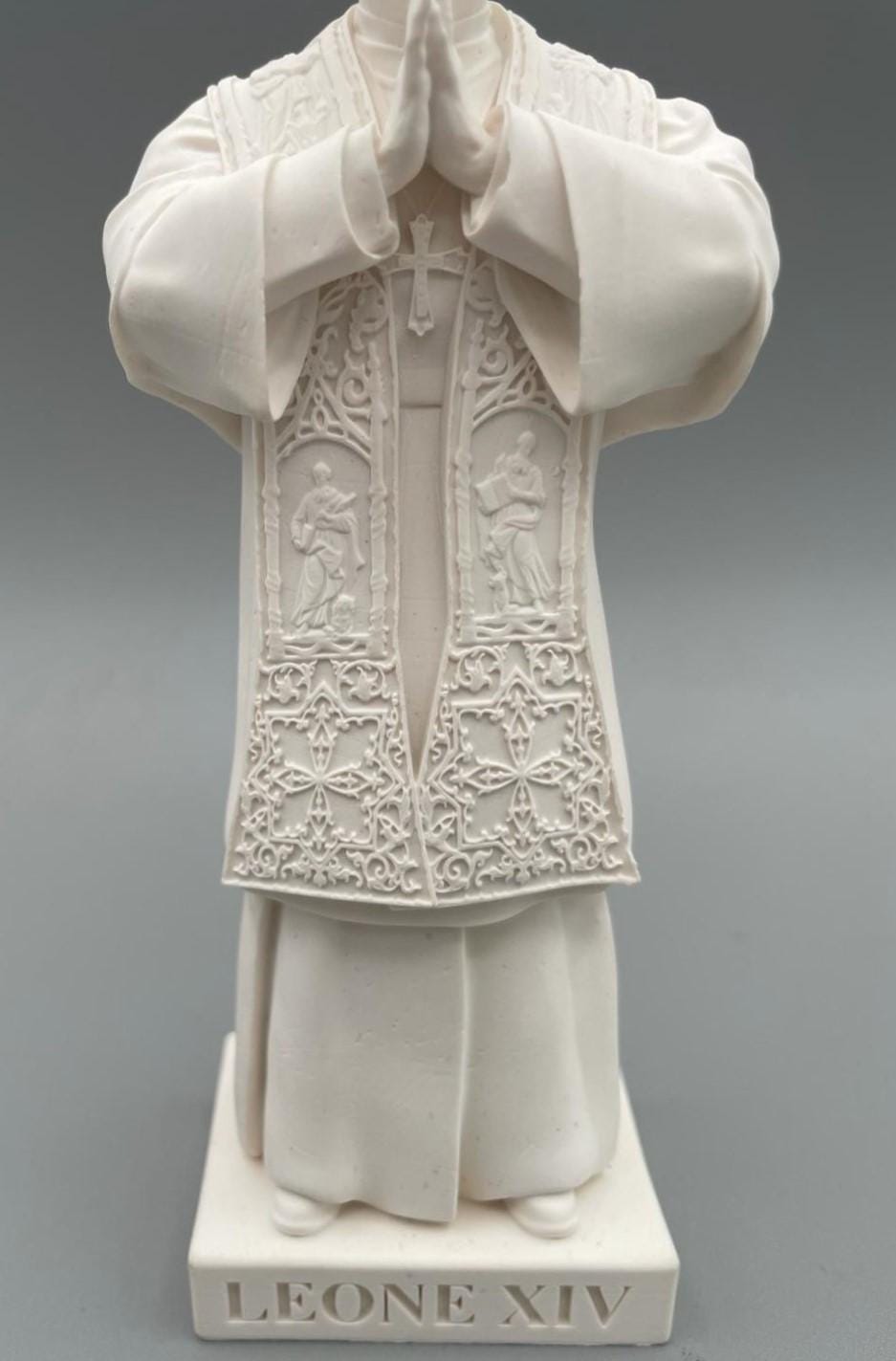 Statue du Pape Léon XIV en prière – Mini sculpture blanche, 10 cm