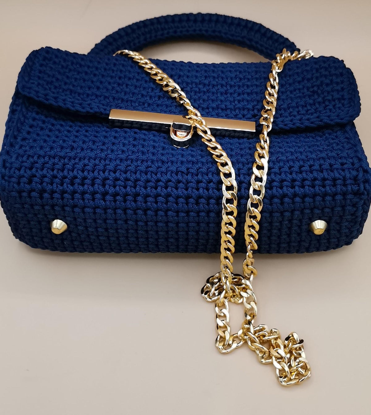 Borsa all'uncinetto blu con tracolla a maglie dorata