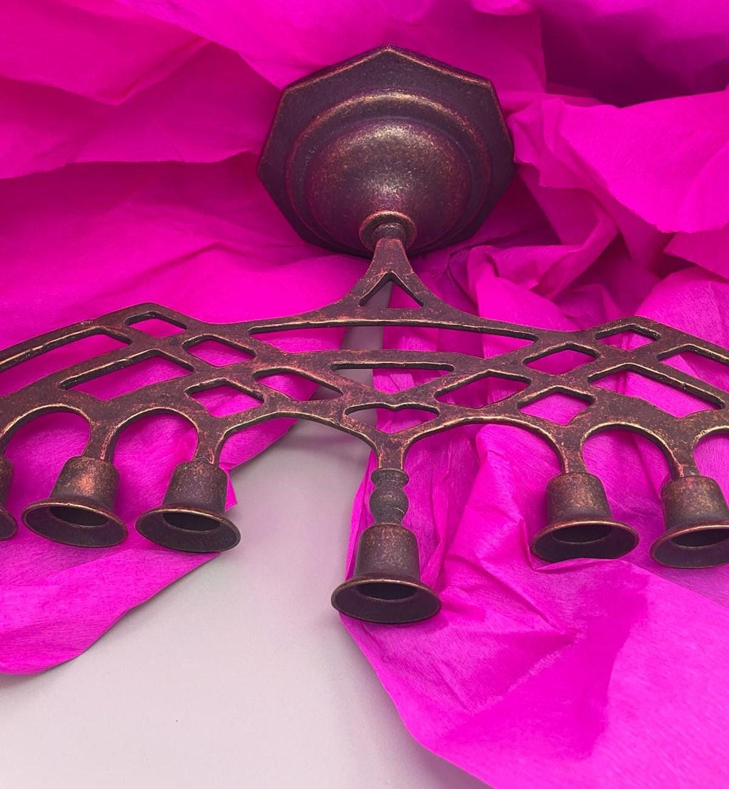 Chanukkiah in ottone brunito a nove bracci – 48 x 27 cm