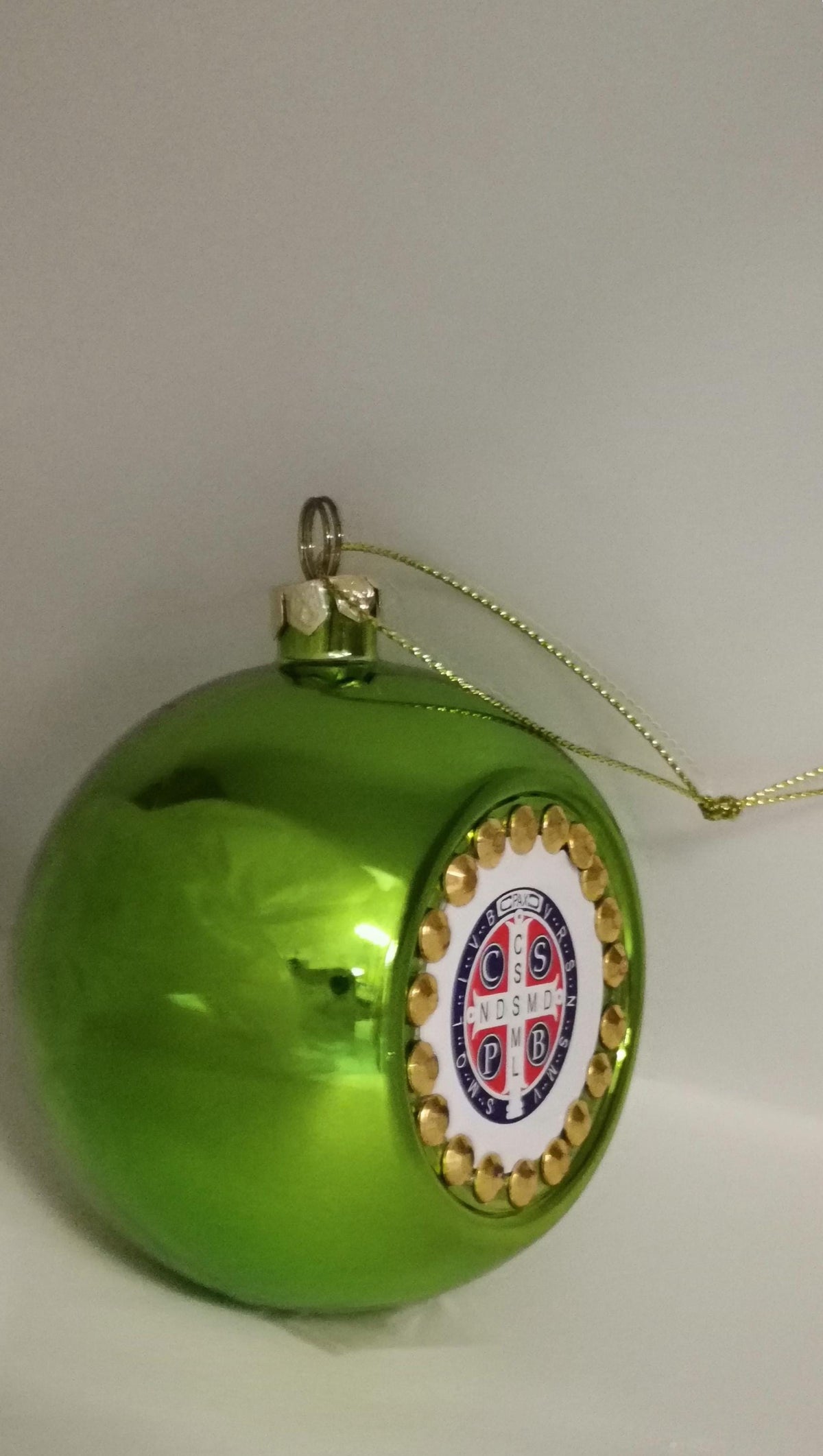 Pallina di Natale Verde con Medaglia di San Benedetto
