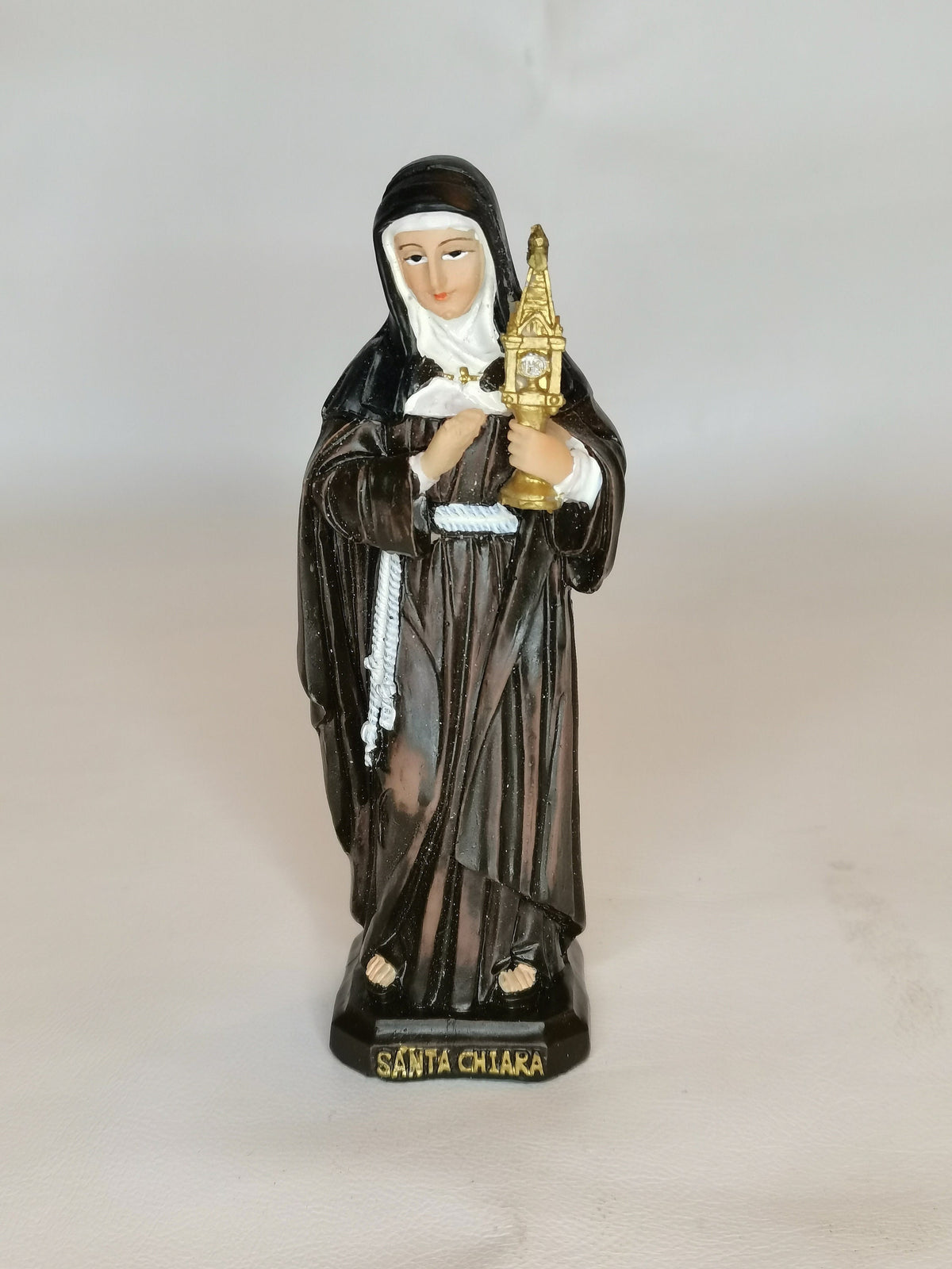 Statue der heiligen Klara von Assisi aus handbemaltem Kunstharz – 12 cm