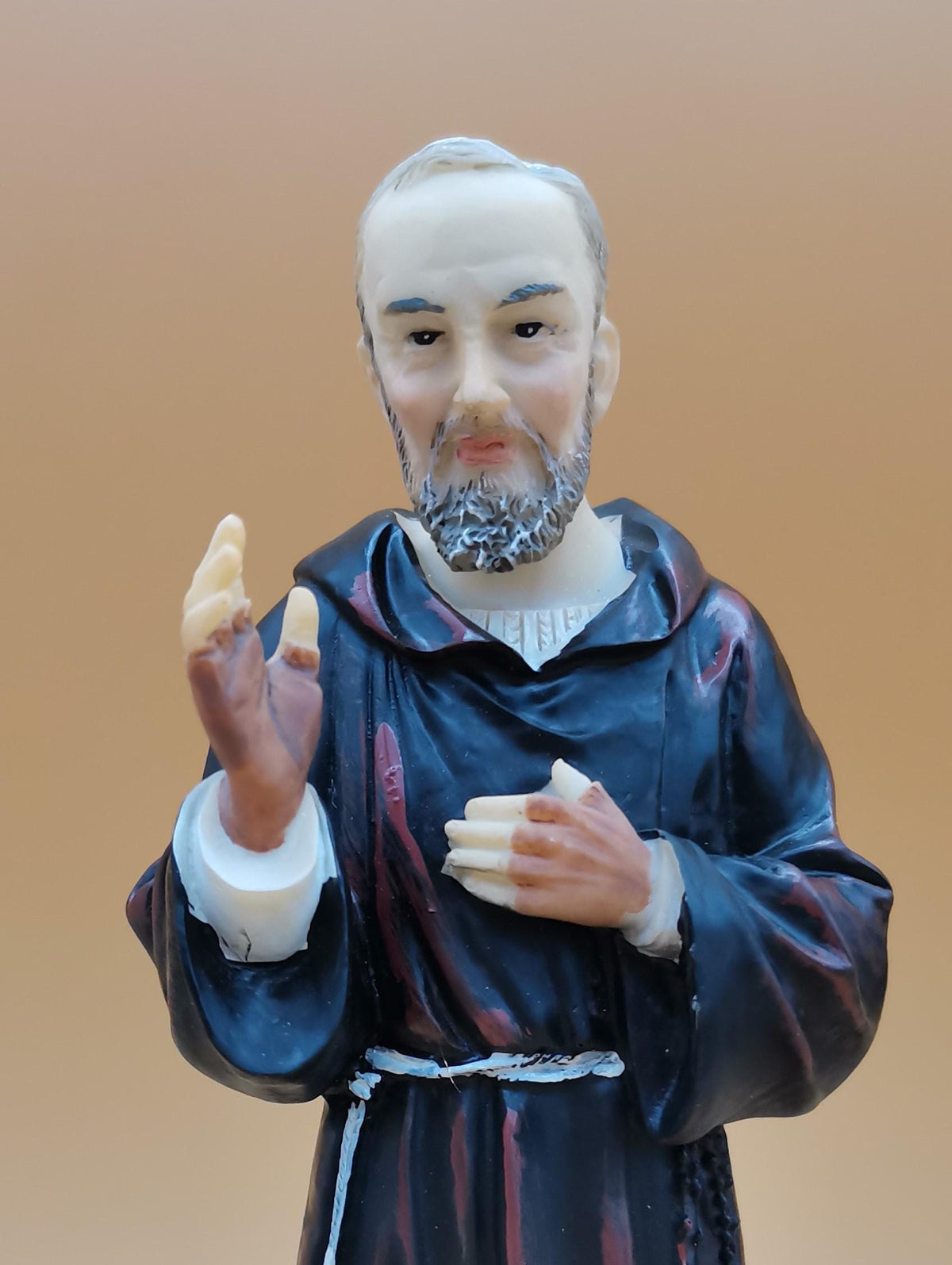 Padre-Pio-Statue aus handbemaltem Kunstharz