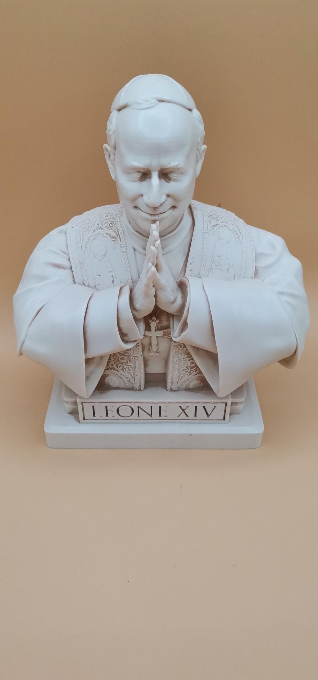 Busto Papa Leone XIV in Preghiera 22 cm – Statua Religiosa in Resina Avorio