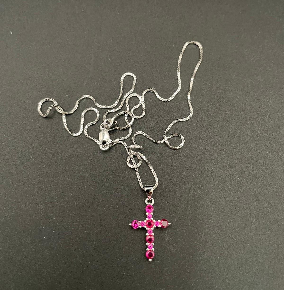 Croce in argento con zirconio rosa