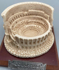 Sculpture miniature du Colisée romain sur socle en bois