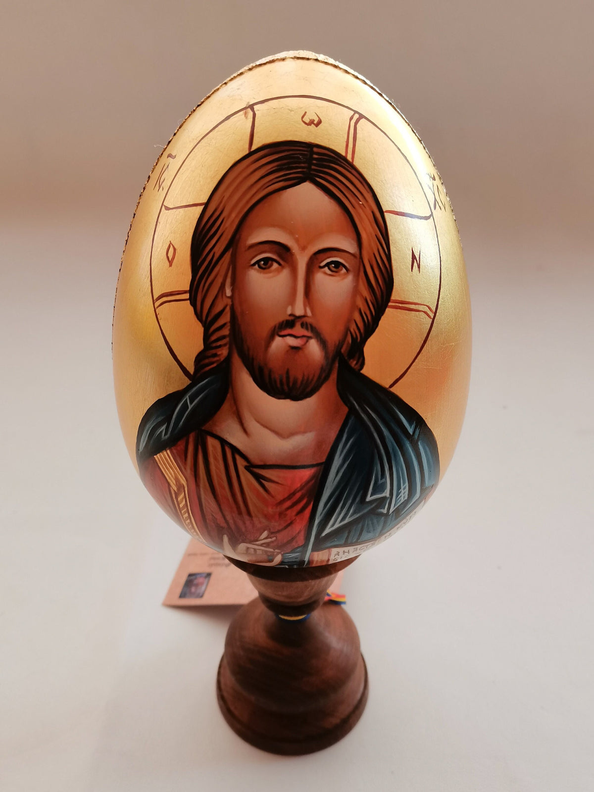Icona Sacra Uovo in Legno con Cristo Pantocratore – Dipinta a Mano, h 28 cm