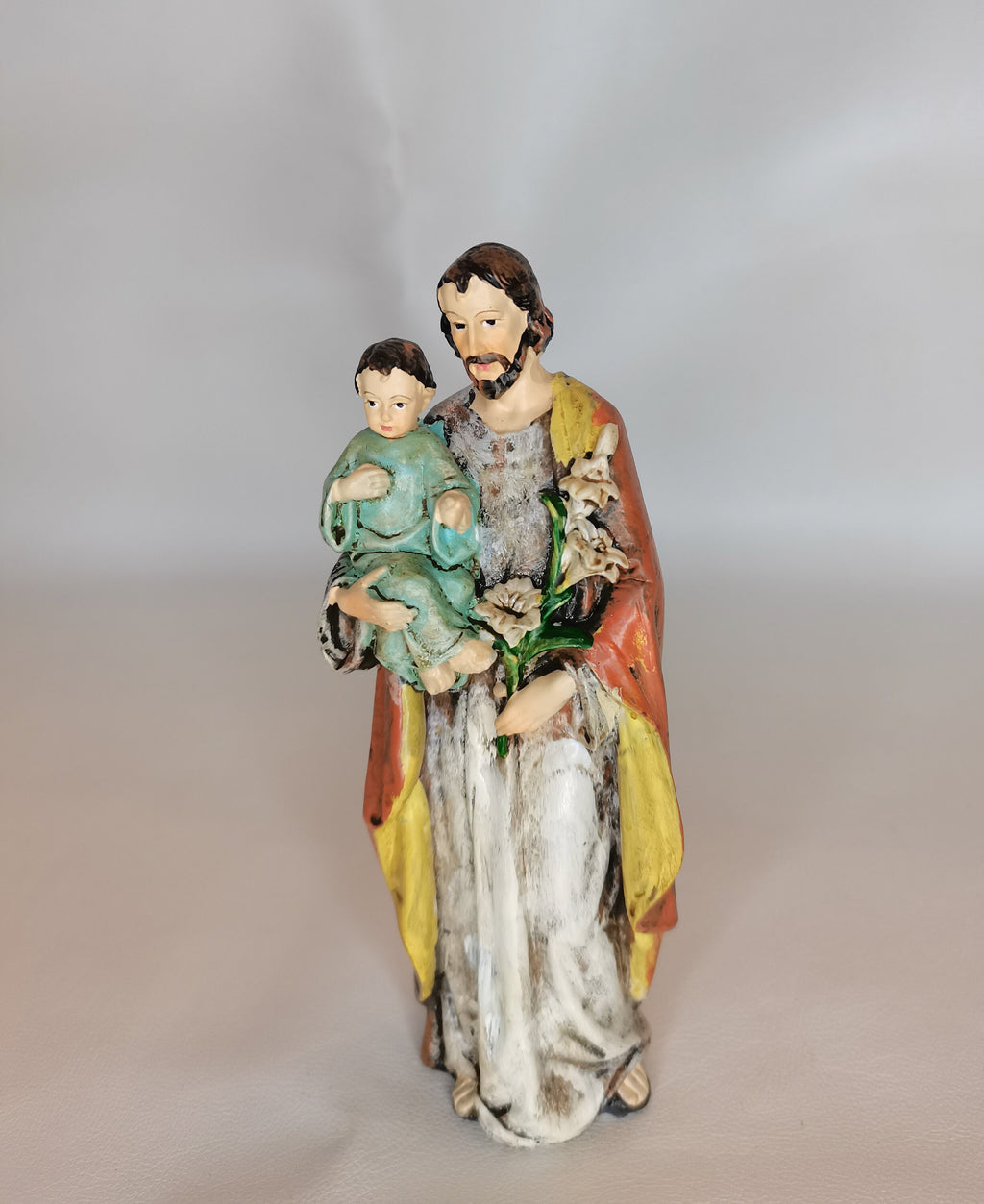 Statue Heiliger Josef mit Jesuskind und Lilie aus bemaltem Kunstharz – 15 cm