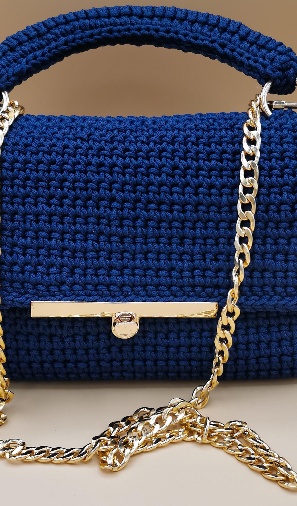 Borsa all'uncinetto blu con tracolla a maglie dorata