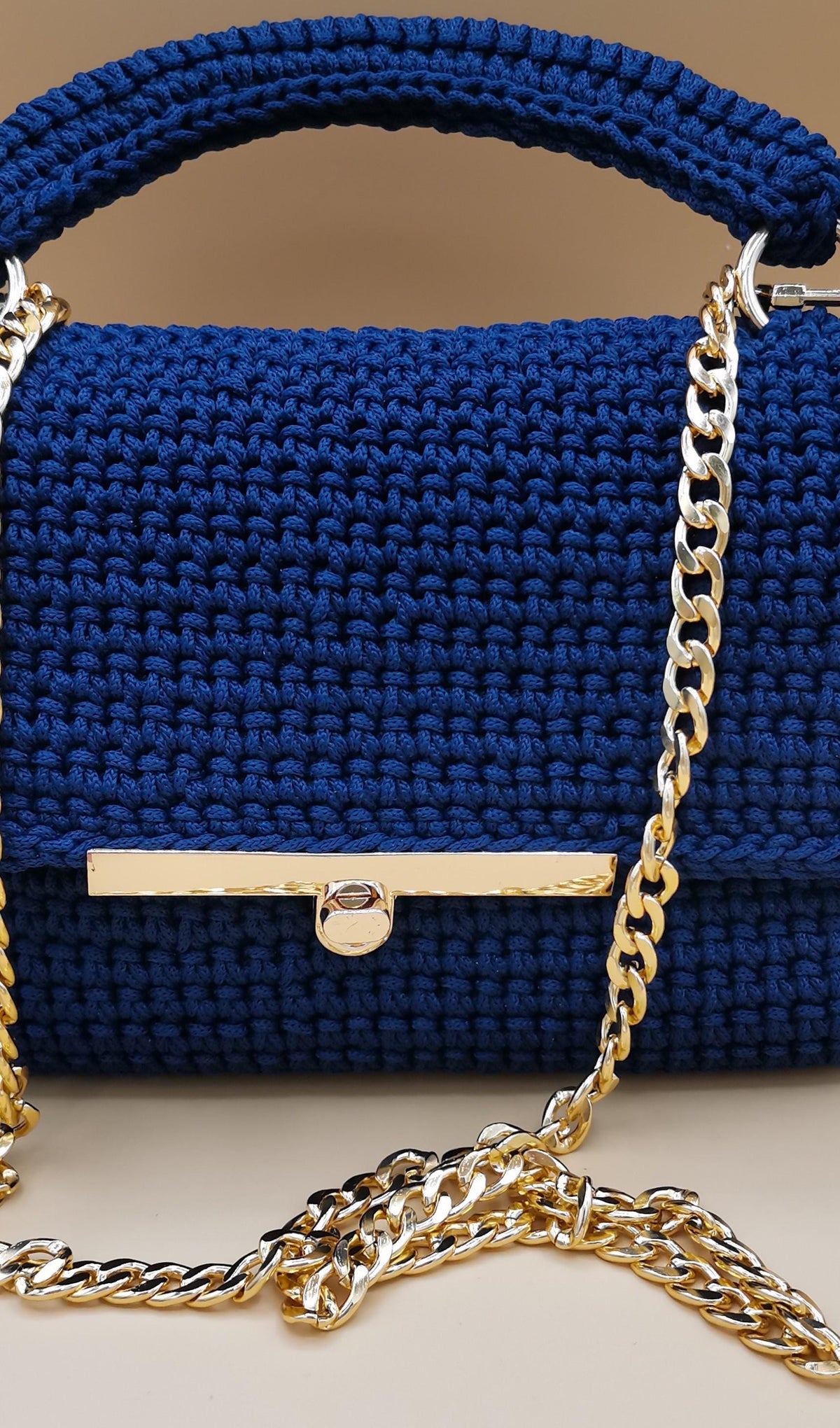 Borsa all'uncinetto blu con tracolla a maglie dorata