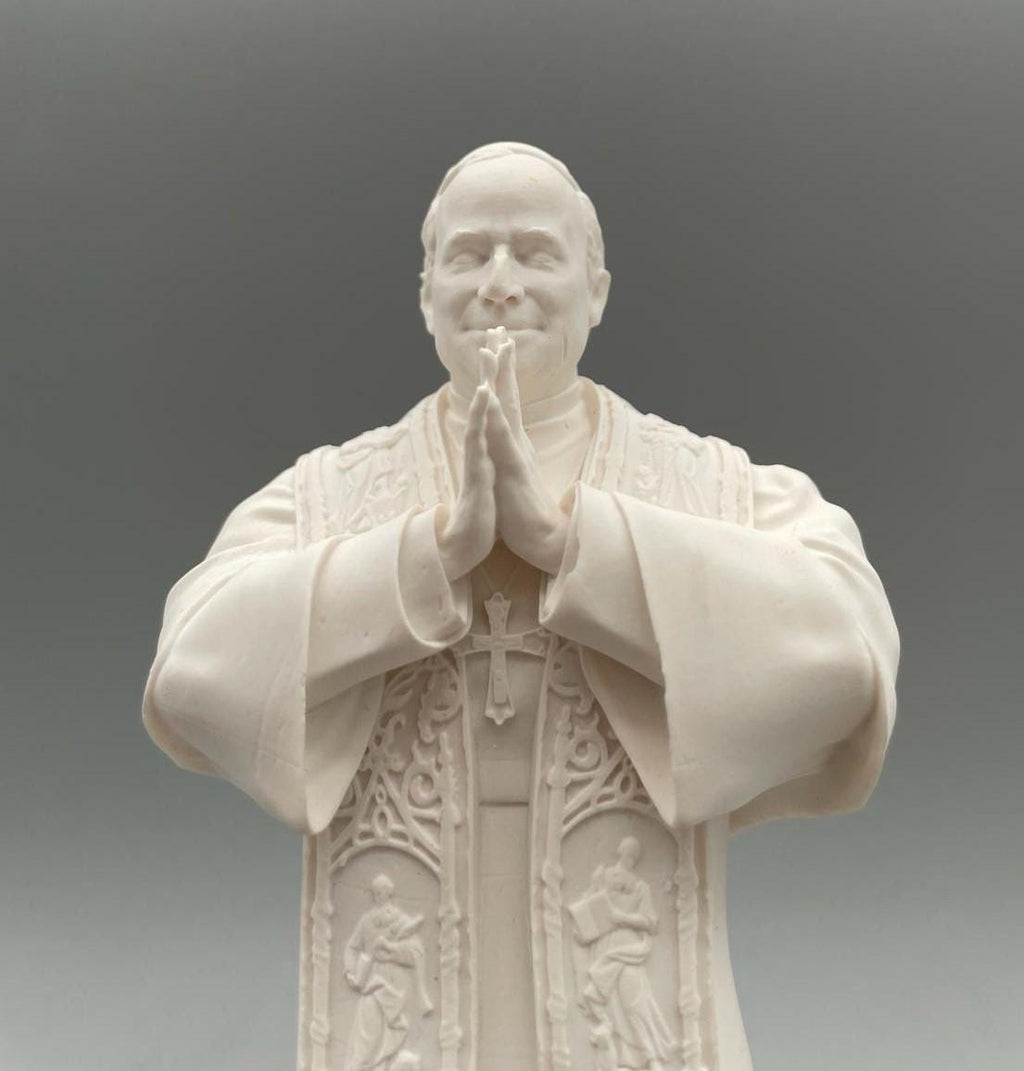 Statue du Pape Léon XIV en prière – Mini sculpture blanche, 10 cm