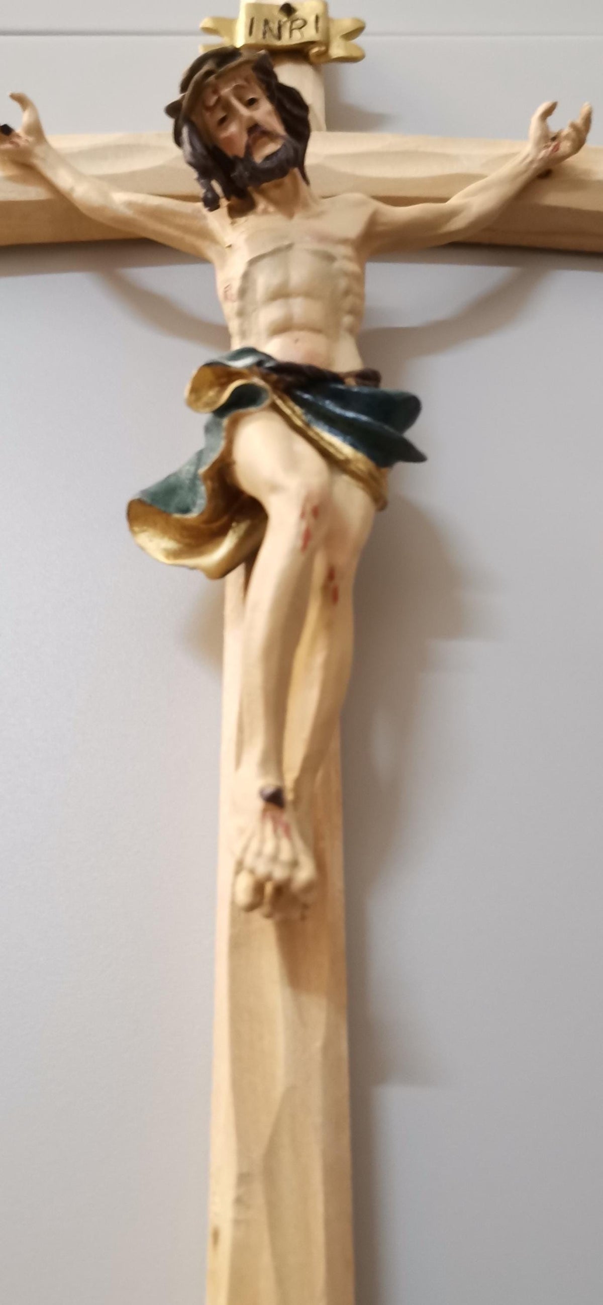 Crocifisso da Parete Artigianale in Legno con Figura di Gesù in Resina