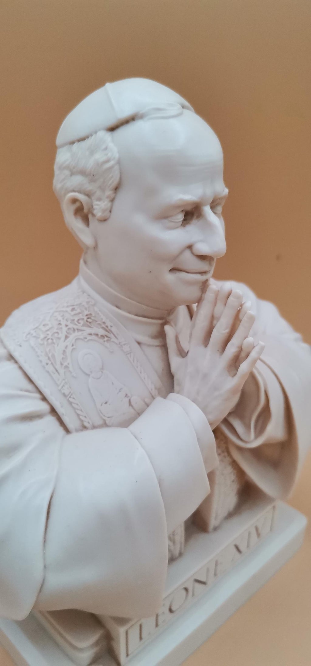 Busto Papa Leone XIV in Preghiera 22 cm – Statua Religiosa in Resina Avorio