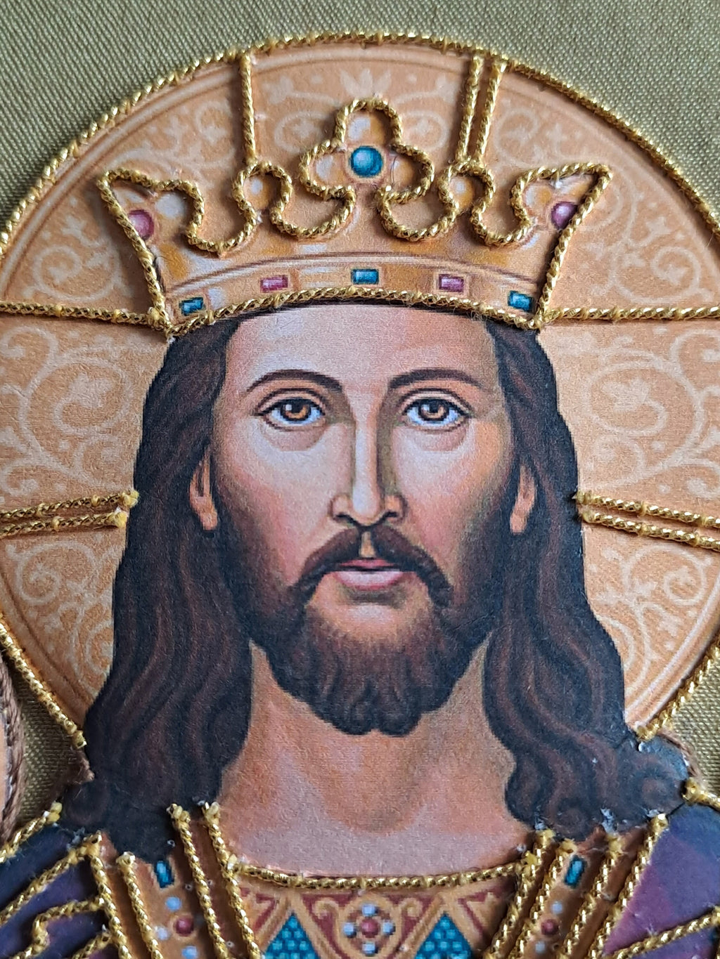 Icône du Christ Roi brodée à la main avec du fil d'or