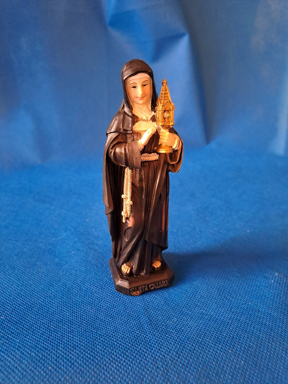Statue de Sainte Claire d'Assise en résine peinte à la main – 12 cm