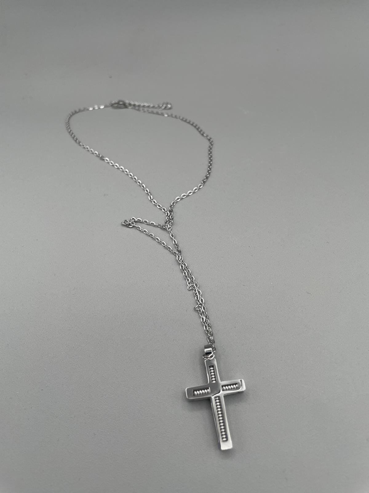 Collana con croce in acciaio inox e catenina