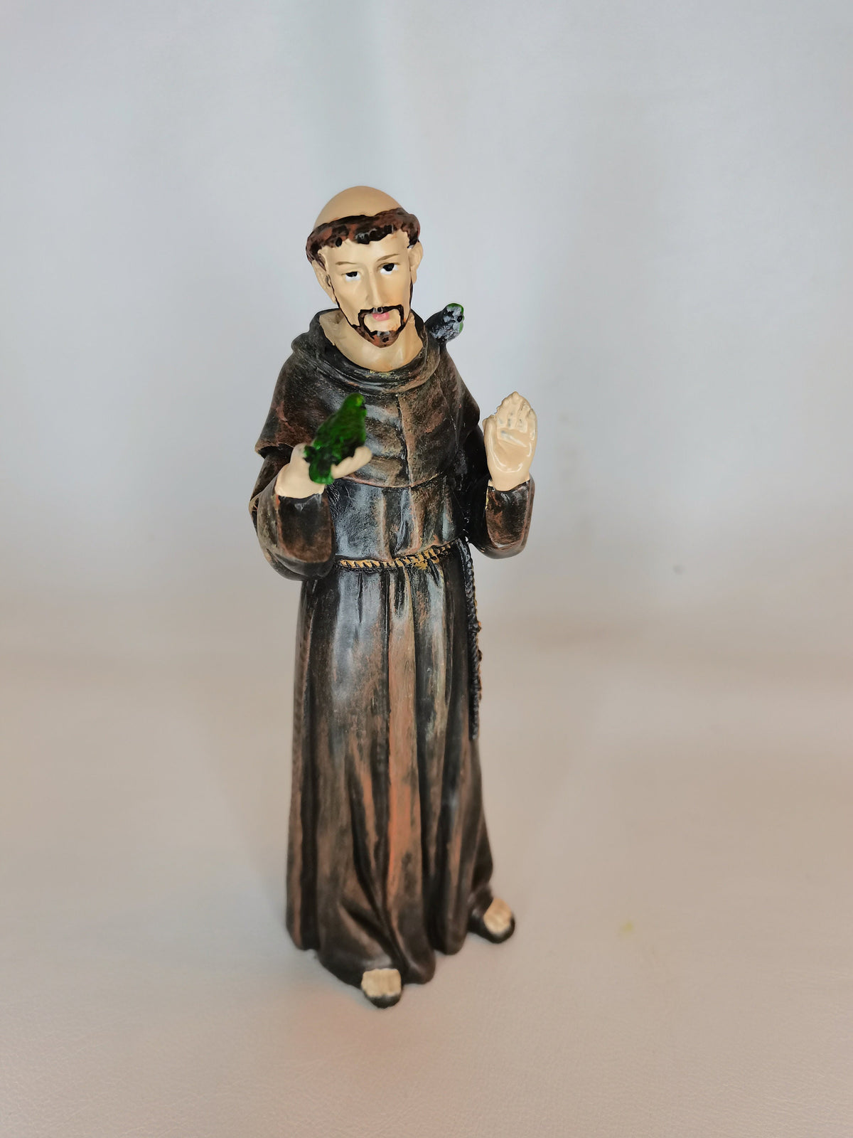 Statue des heiligen Franz von Assisi, der zu den Vögeln spricht, aus bemaltem Kunstharz