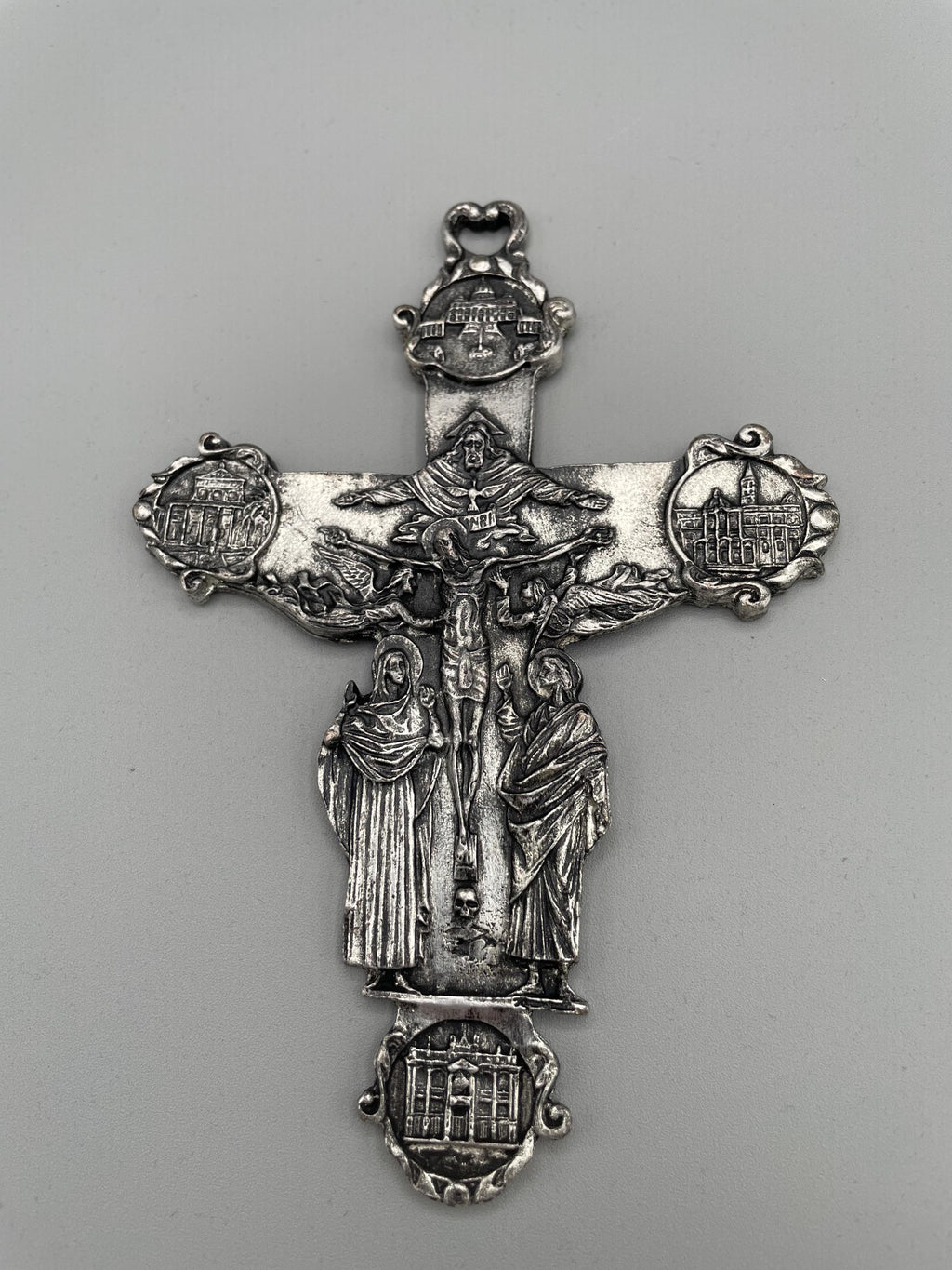 Crocifisso Jubileum Pacis con le quattro Basiliche di Roma – ottone argentato – 15 x 10 cm