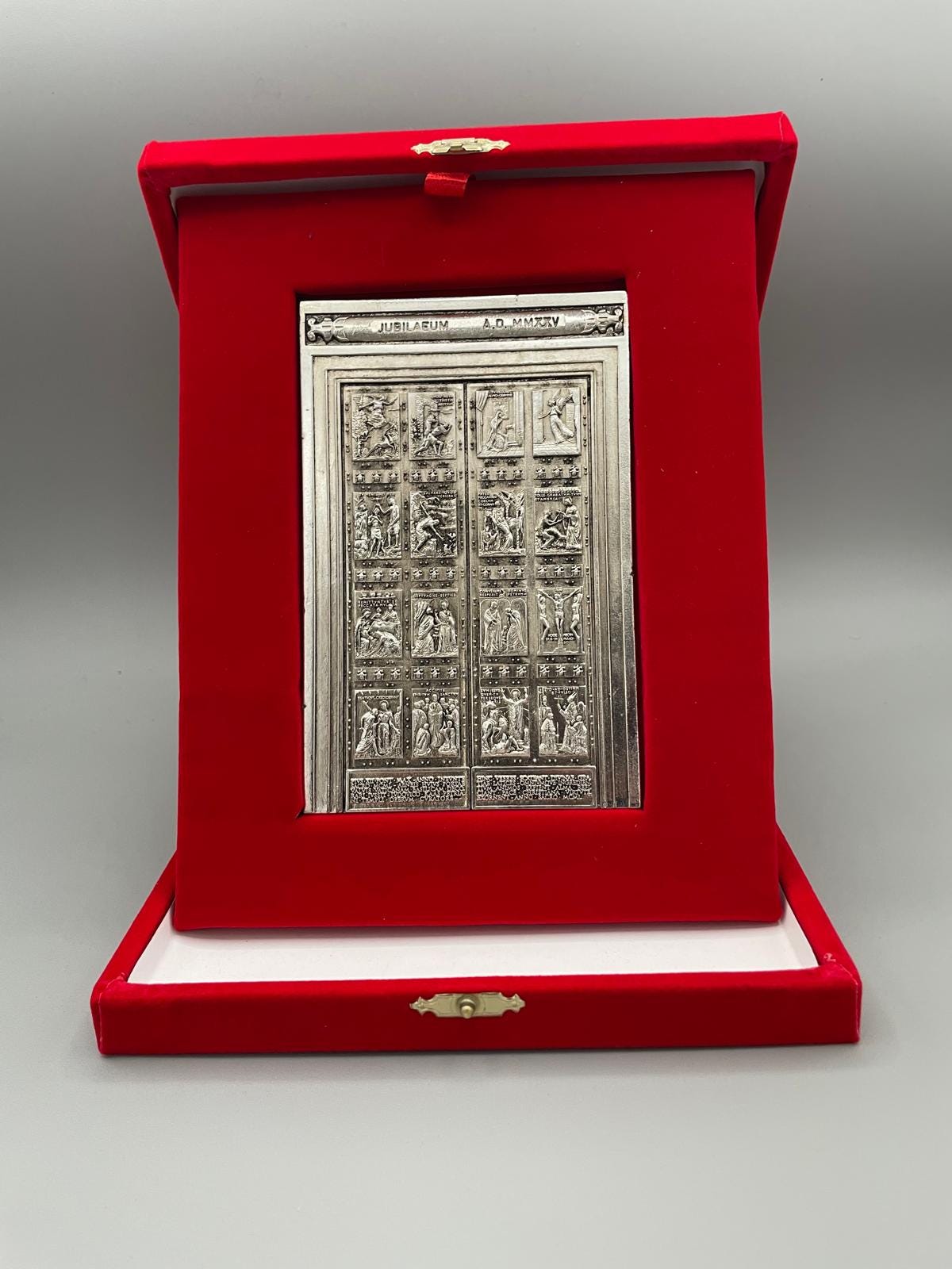 Porte Sainte Saint-Pierre Jubilé 2025 – Plaque Argentée en Coffret 9x14 cm