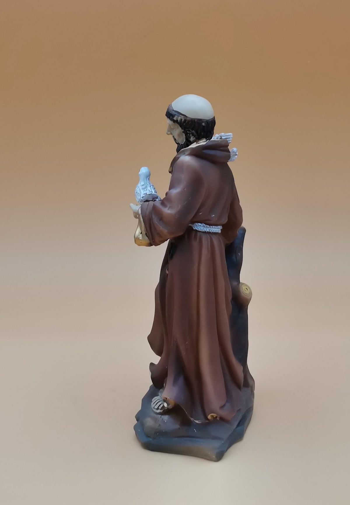 Statue Heiliger Franziskus mit Tauben aus handbemaltem Kunstharz – 14 cm