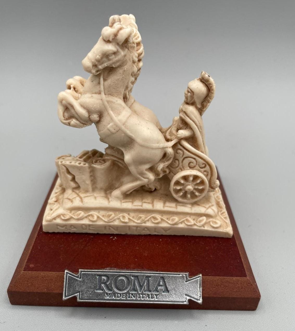 Biga romana decorativa in resina su base in legno – 10 x 9 x 8 cm