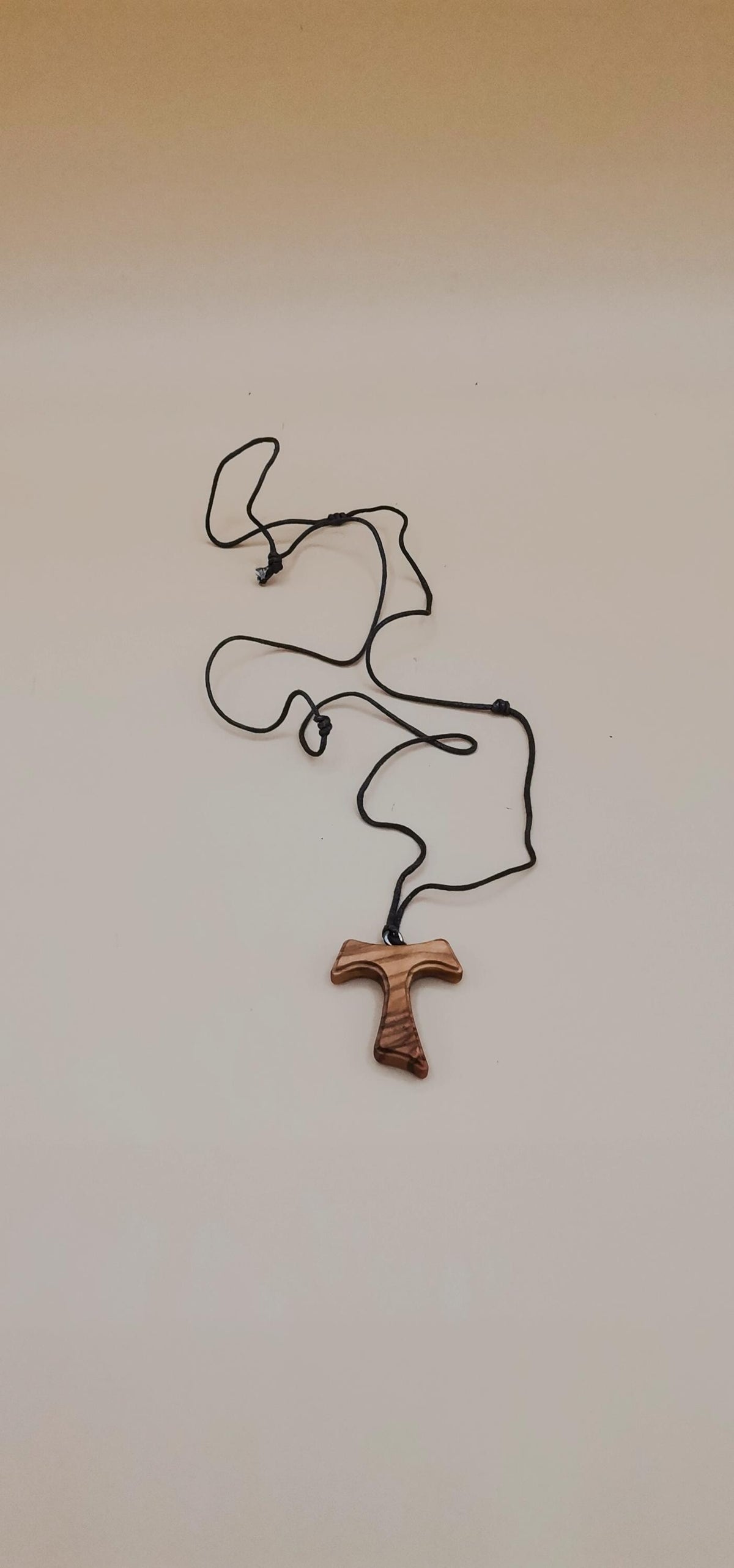 Tau franciscain en bois d'olivier avec cordon marron – 4x3 cm