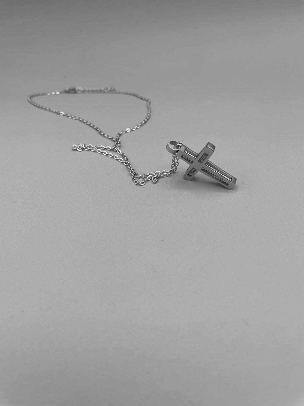 Collana con croce in acciaio inox e catenina