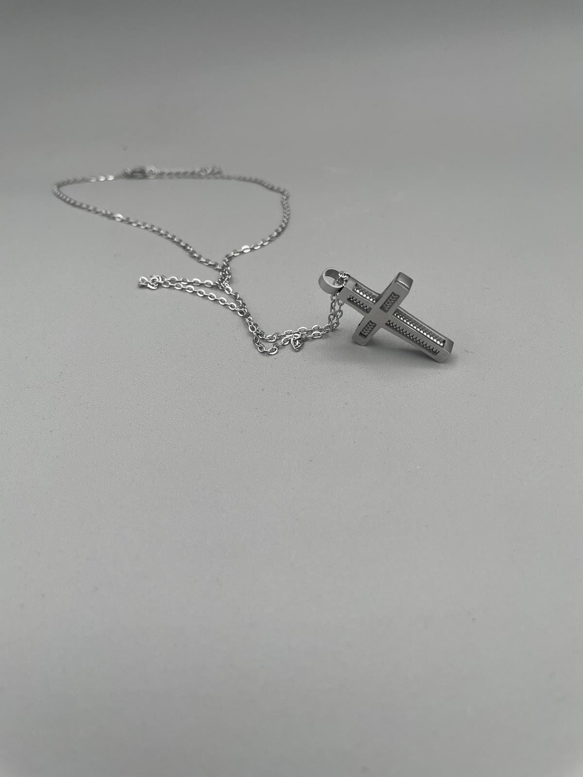 Collana con croce in acciaio inox e catenina