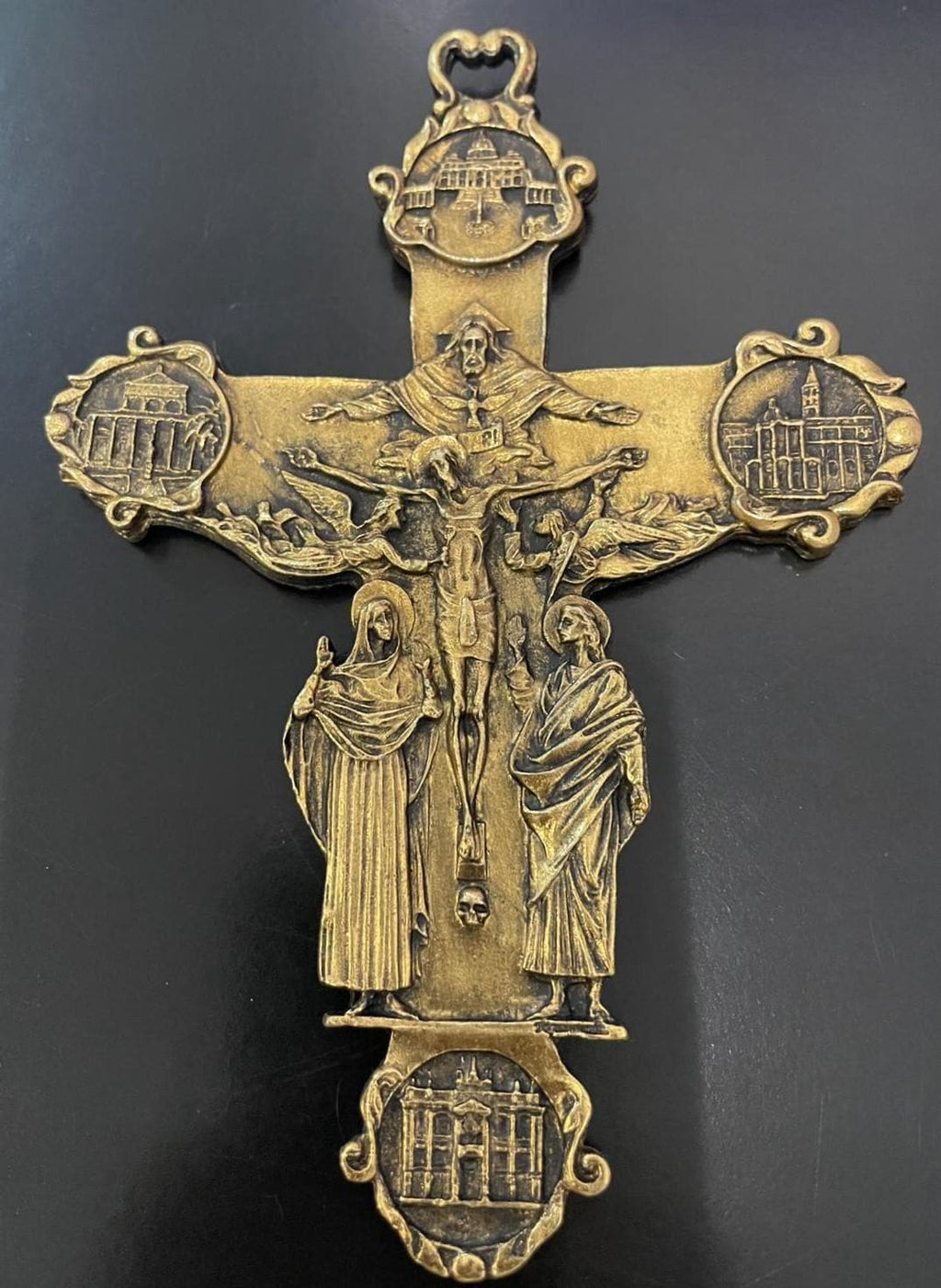 Crocifisso Jubileum Pacis con le quattro Basiliche di Roma – ottone dorato – 15 x 10 cm