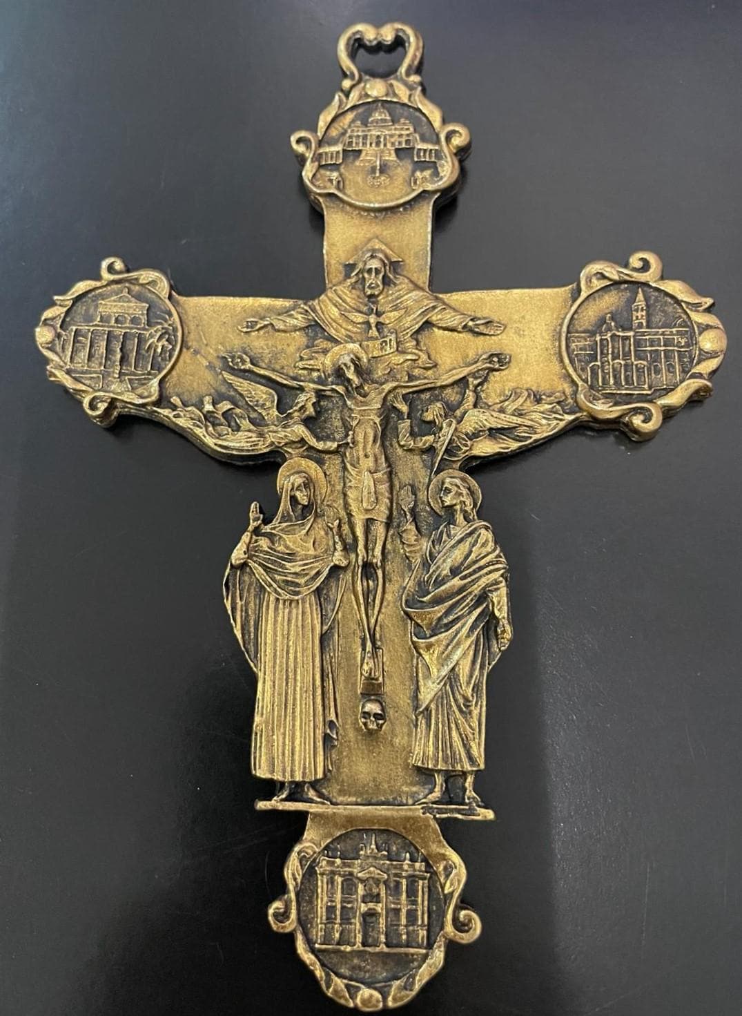Crocifisso Jubileum Pacis con le quattro Basiliche di Roma – ottone dorato – 15 x 10 cm