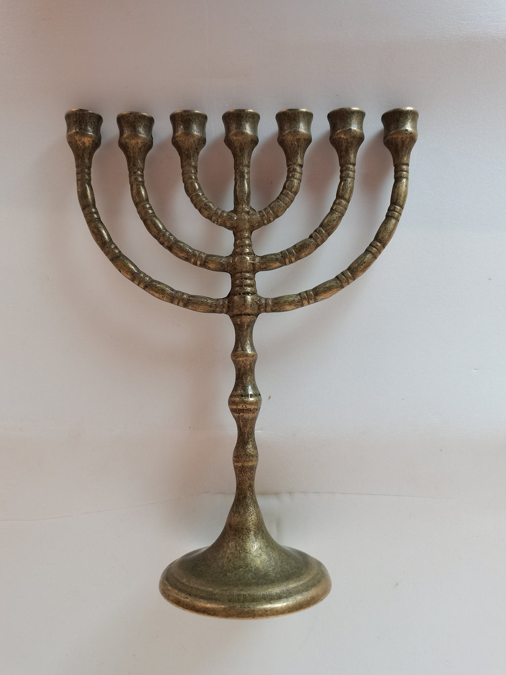 Menorah a sette bracci in ottone brunito – 24 x 19 cm