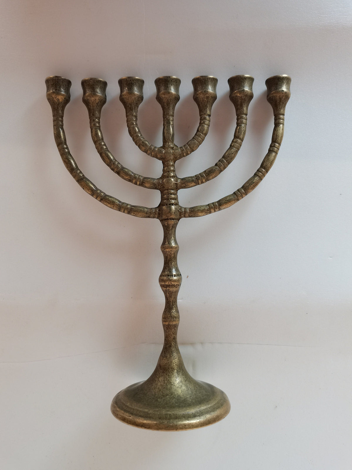 Menorah a sette bracci in ottone brunito – 24 x 19 cm