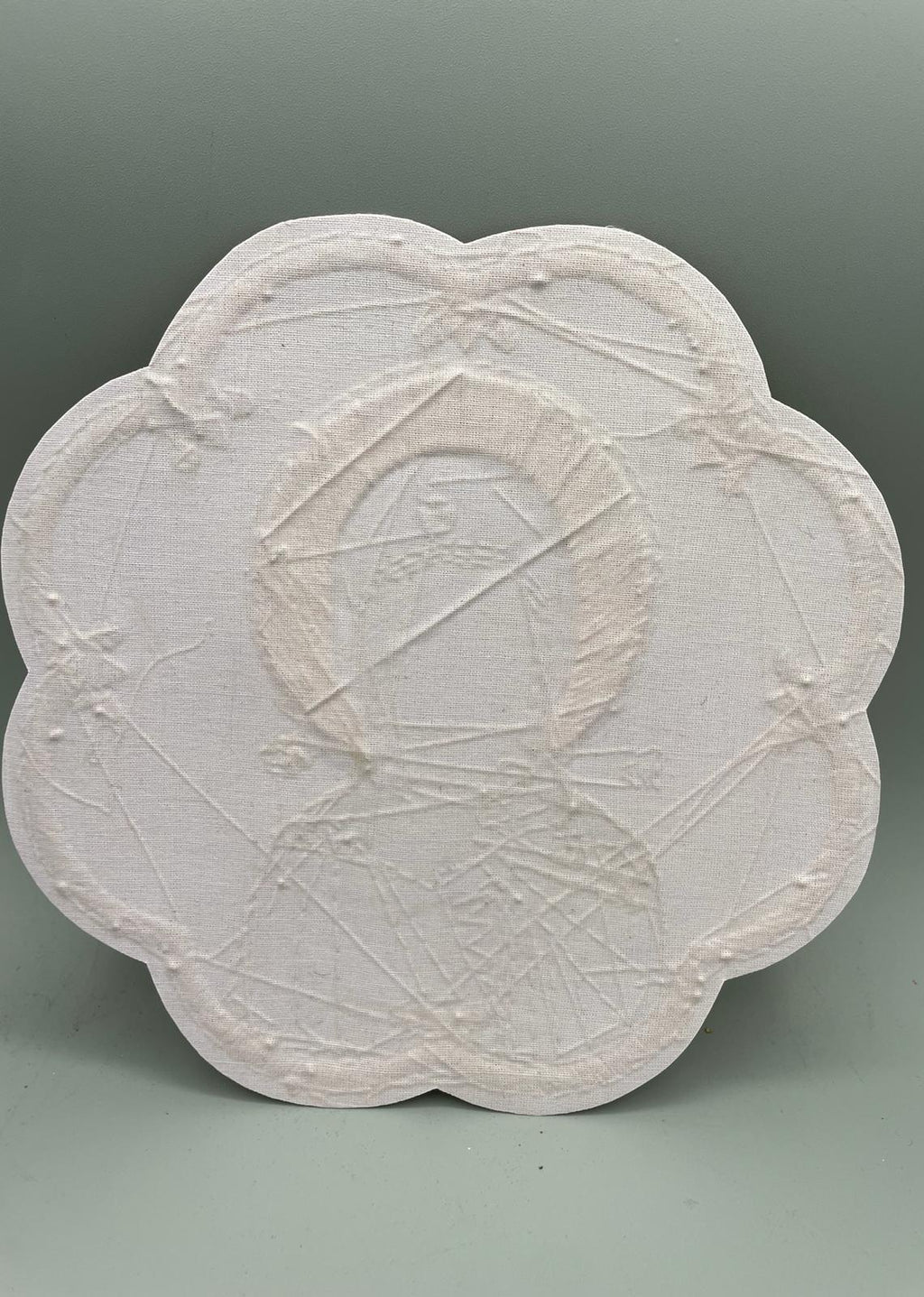 Icona Madonna del Silenzio ricamata a mano con filo oro – 22 x 22 cm