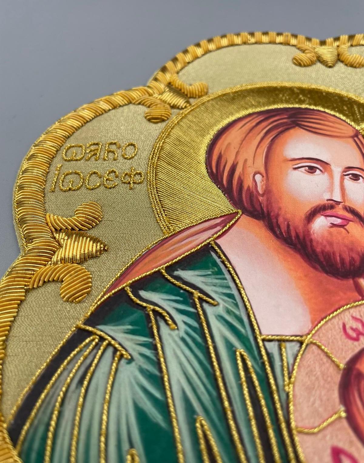 Icona Sacra Famiglia ricamata a mano con filo oro – 22 x 22 cm