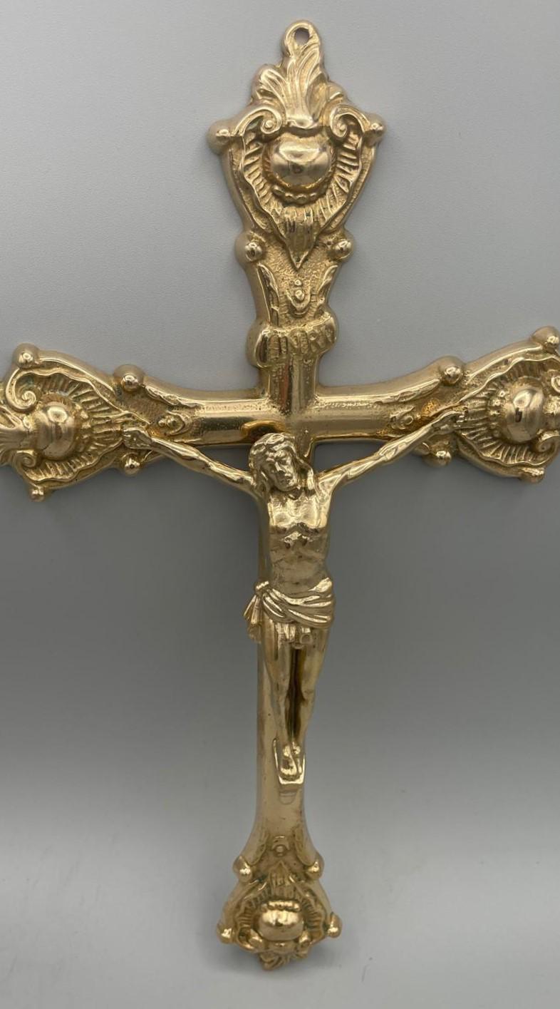 Crucifix mural en métal couleur laiton