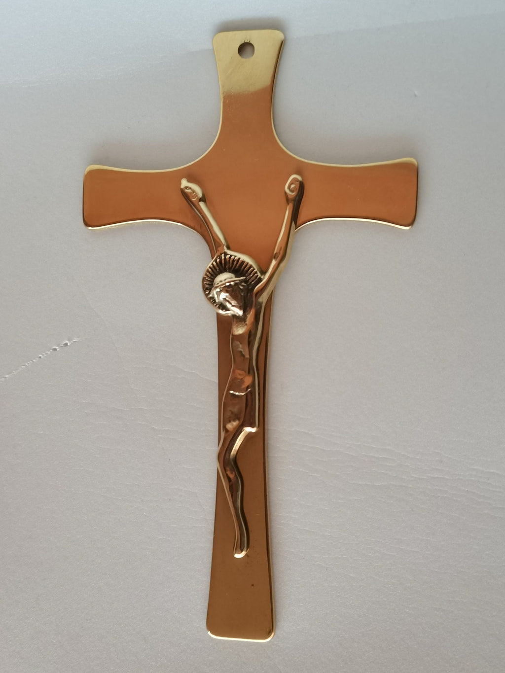 Crocifisso da muro in ottone lucido – 21 x 12 cm
