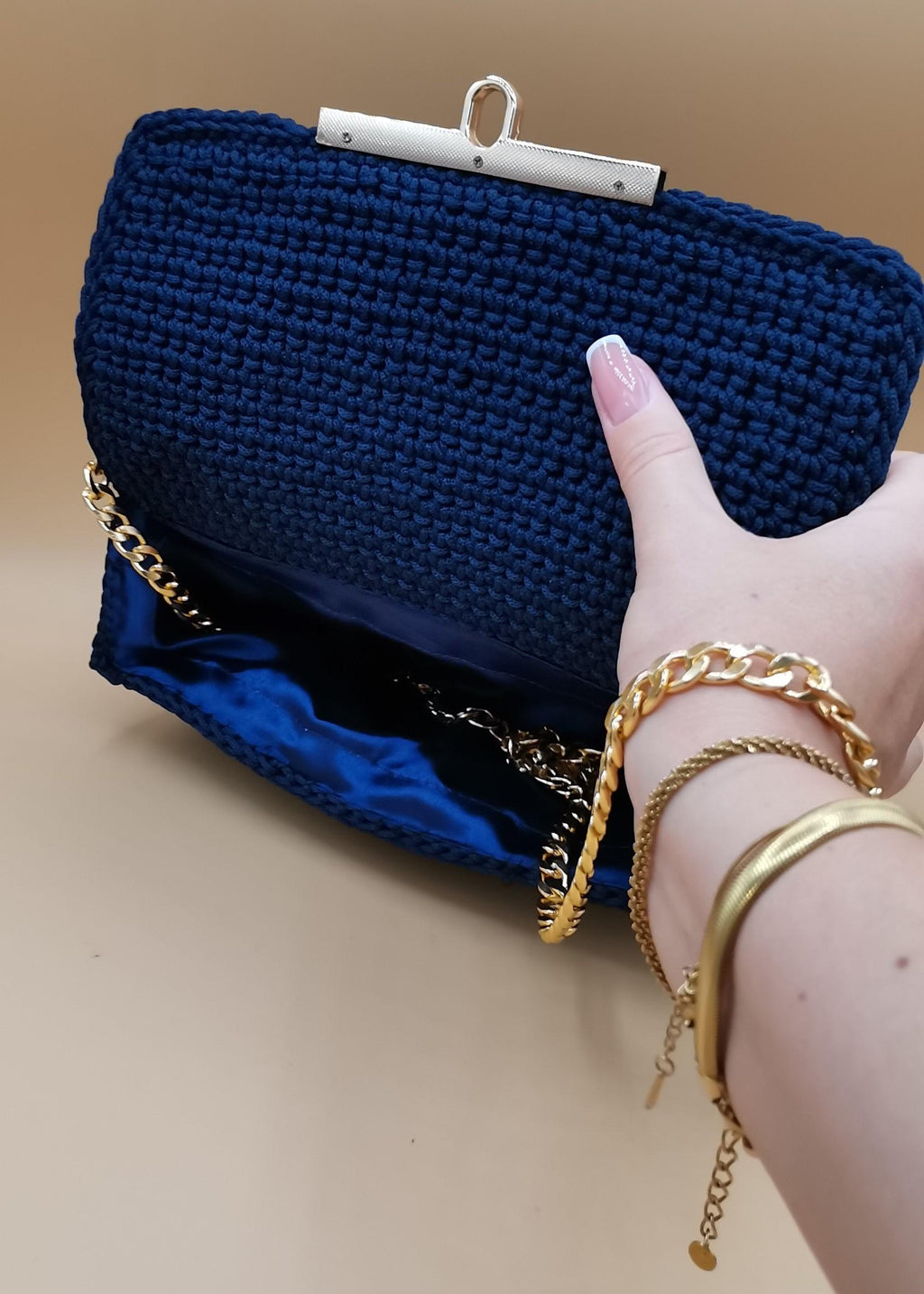 Borsa all'uncinetto blu con tracolla a maglie dorata