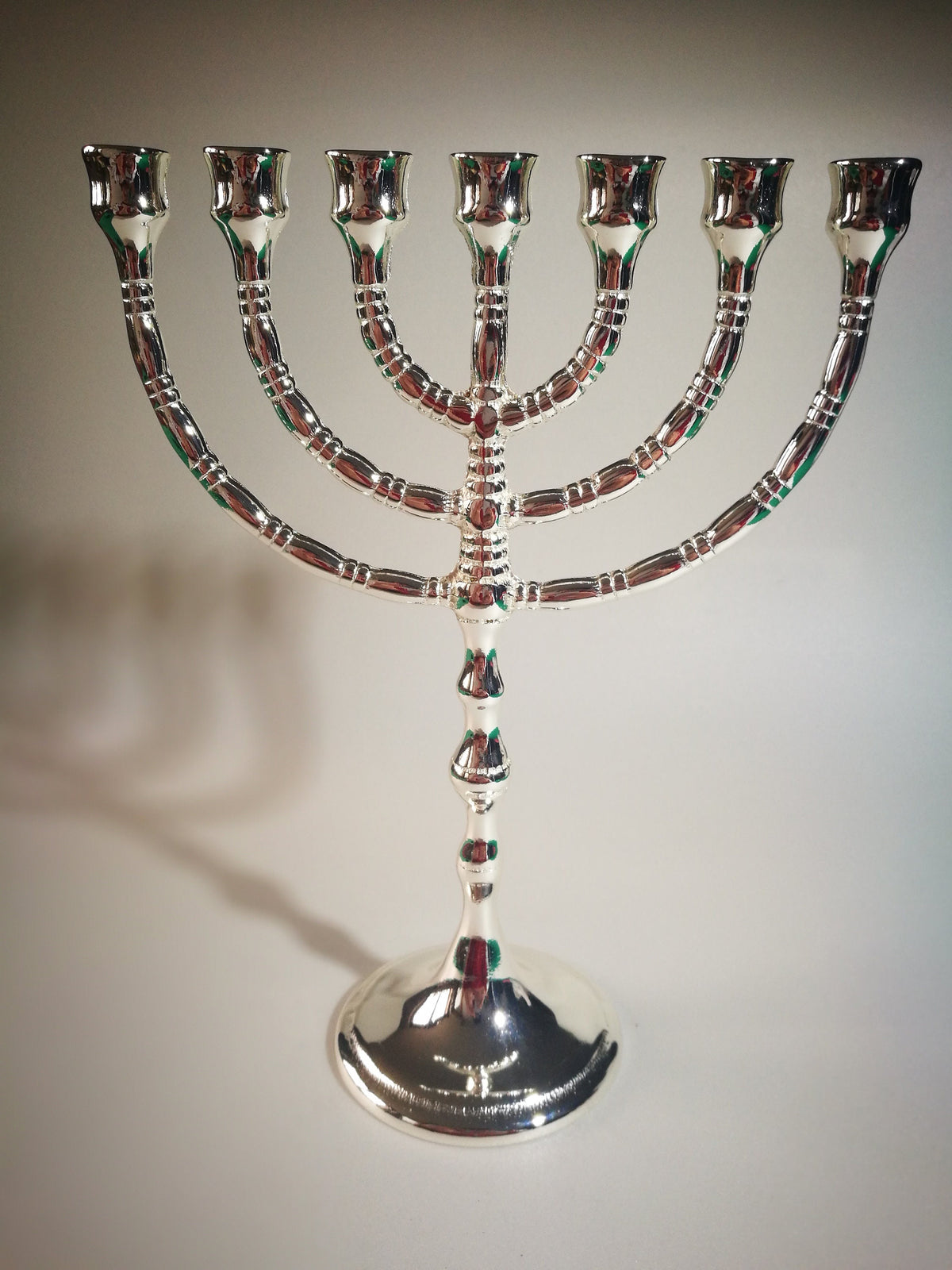 Menorah a sette bracci in ottone argentato – 24 x 19 cm