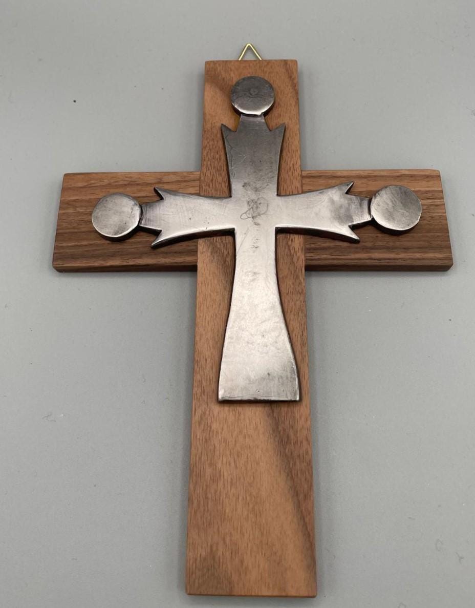 Crocifisso da parete in legno naturale con dettagli in ottone